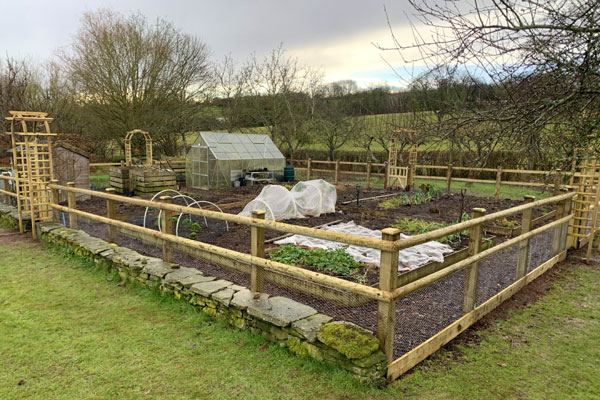 King Landscapes Gloucestershire Timberwork photo of fencing and archways